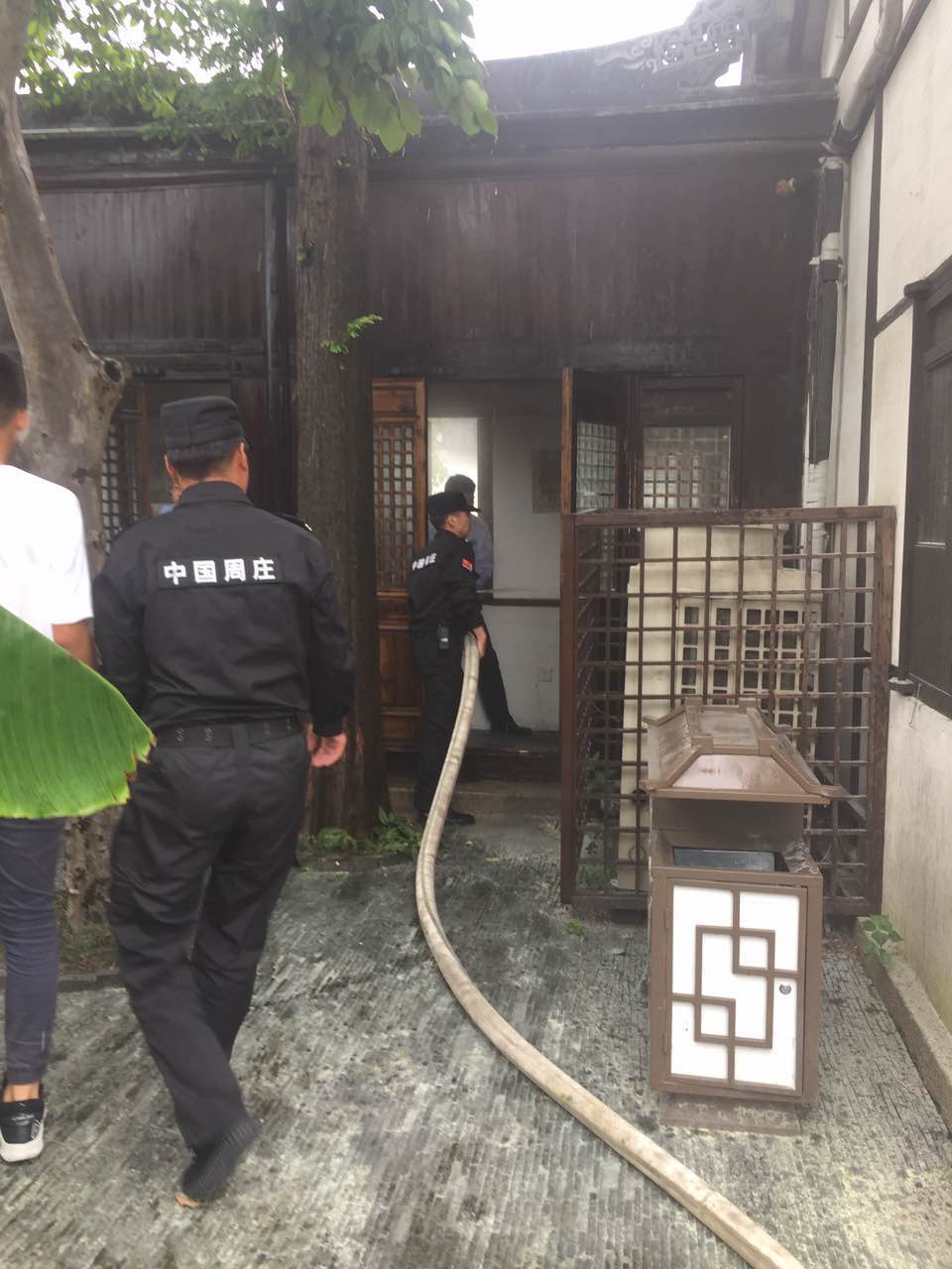 周莊景區(qū)突發(fā)火災(zāi)安保隊員合力撲救.jpg