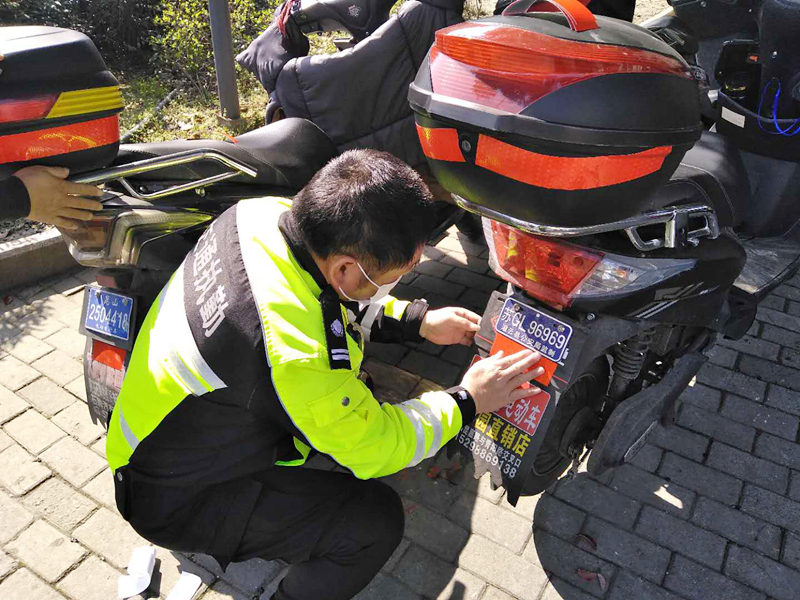 反光條 讓非機(jī)動(dòng)車(chē)車(chē)尾“亮起來(lái)”_副本.jpg