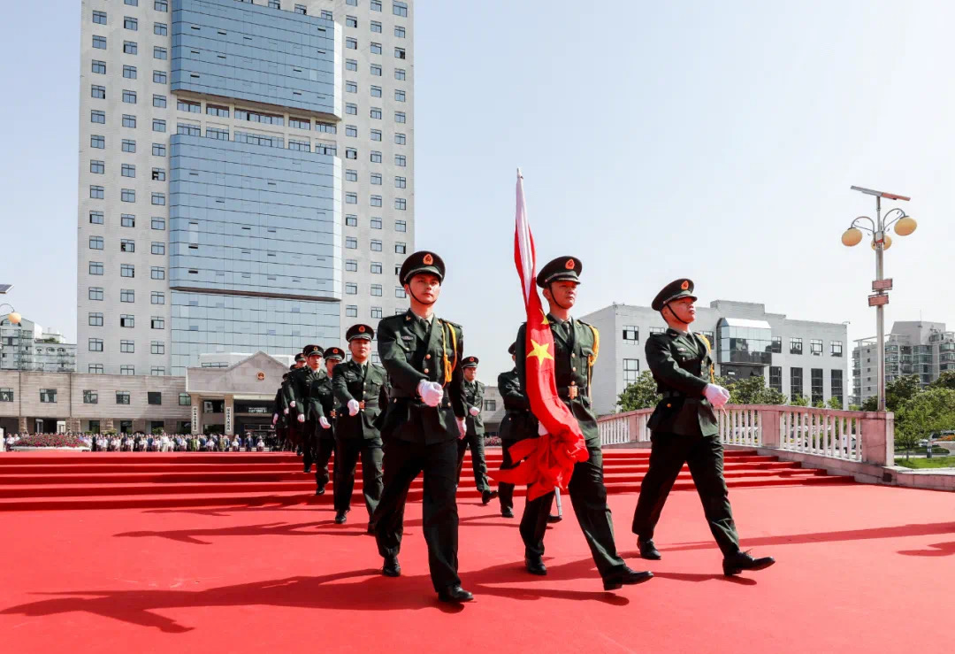 保安公司培訓(xùn)中心民兵訓(xùn)導(dǎo)中隊(duì)參加慶祝昆山解放71周年升國(guó)旗儀式 (4).jpg