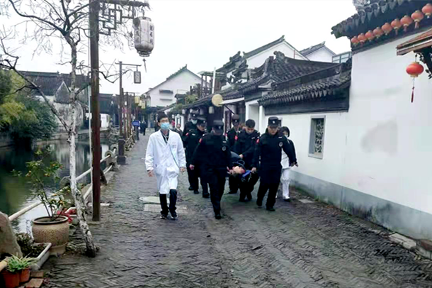 安保公司周莊景區(qū)安保隊(duì)及時救援挽回游客生命 (1).png