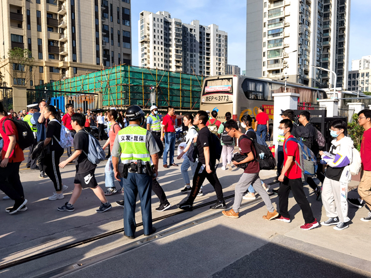 9.安保公司護航高考 助夢莘莘學(xué)子前行.jpg